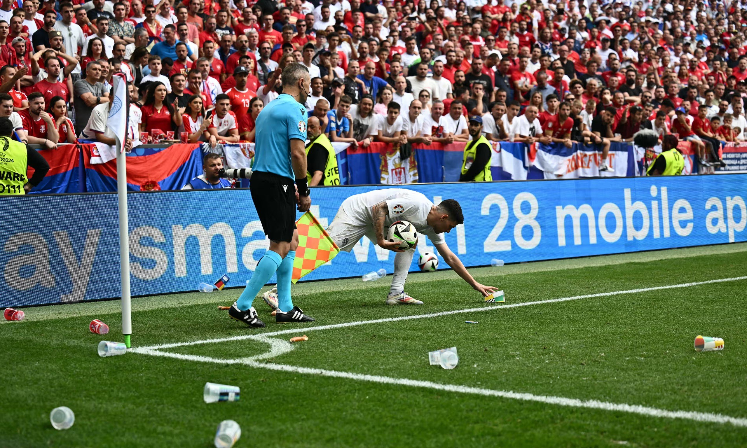 Ném cốc bia xuống sân phản đối cầu thủ, HLV: Vấn nạn nghiêm trọng tại EURO 2024- Ảnh 2.