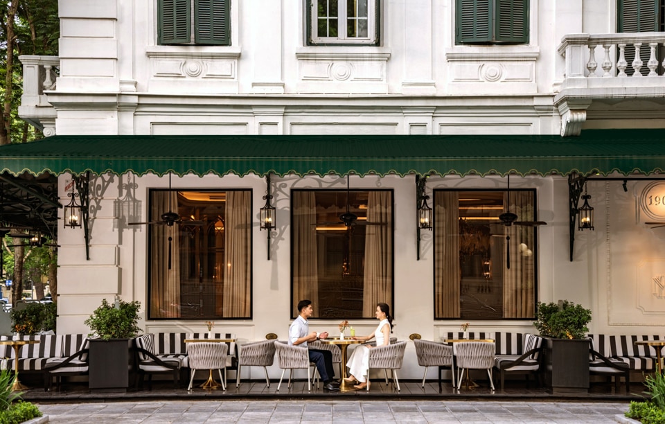 Du khách thường thức cà phê tại Khách sạn Sofitel Legend Metropole Hanoi. Ảnh: Hoài Nam