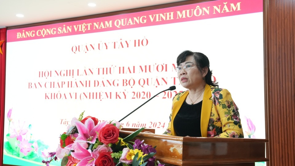 Trưởng Ban Tuyên giáo Quận uỷ Tây Hồ Trần Thị Thu Hường trình bày báo cáo xin ý kiến về phương châm, chủ đề Đại hội Đảng bộ quận khoá VII nhiệm kỳ 2025 - 2030.