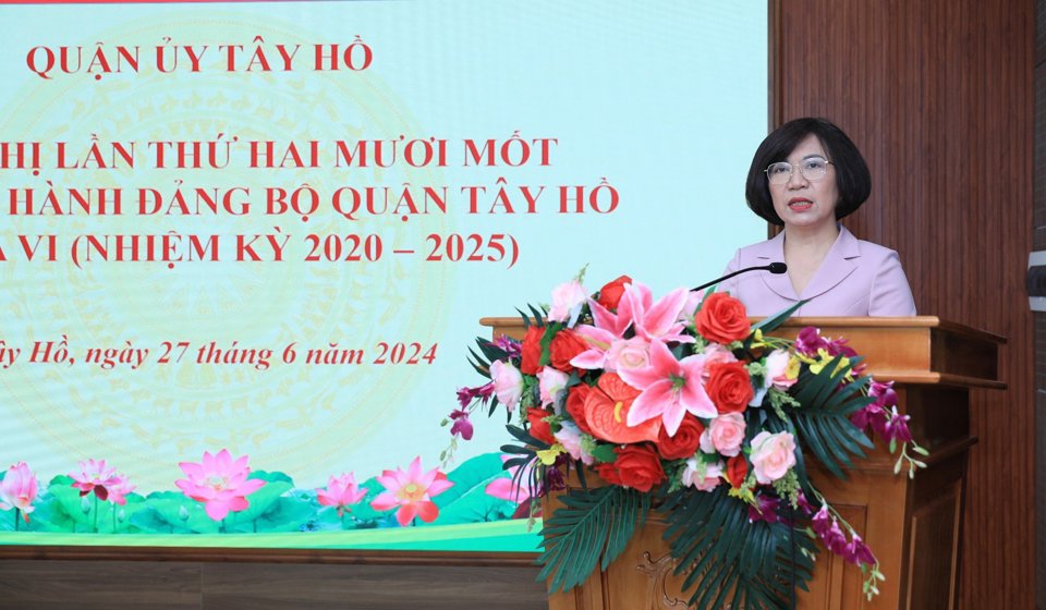Bí thư Quận ủy Tây Hồ Lê Thị Thu Hằng phát biểu tiếp thu ý kiến.