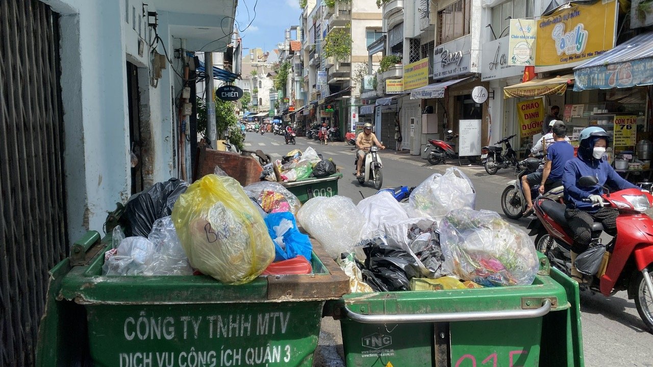 Xe rác thải nhựa trên đường Vườn Chuối, quận 3, TP.HCM - Ảnh: HẢI HUỲNH