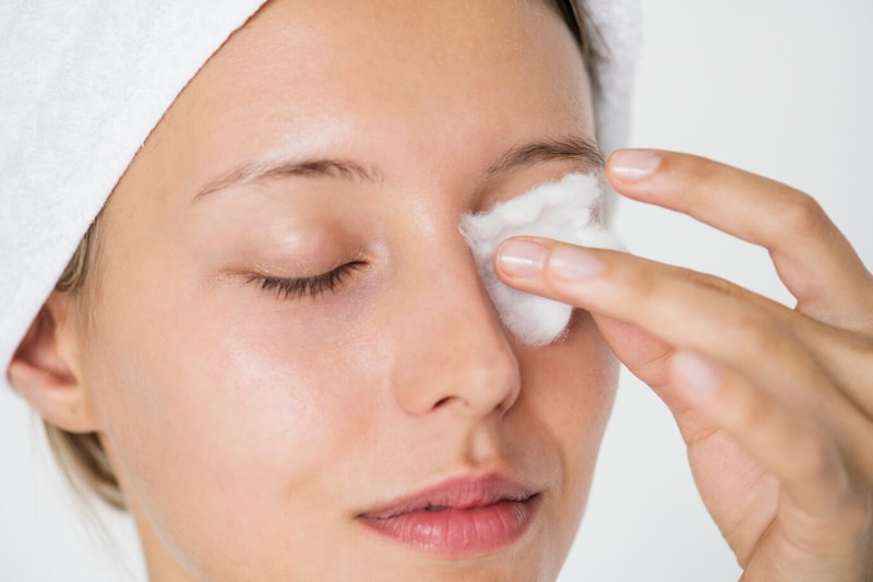 Vệ sinh mắt bằng cách dùng khăn, bông thấm nước và lau nhẹ lên mắt 
