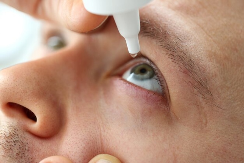 Dùng thuốc nhỏ mắt đúng hướng dẫn để điều trị bệnh về mắt 