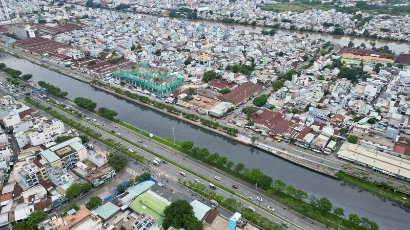 Cầu đường Bình Tiên sẽ băng qua đại lộ Võ Văn Kiệt, kênh Tàu Hủ.  Ảnh: Hữu Chánh