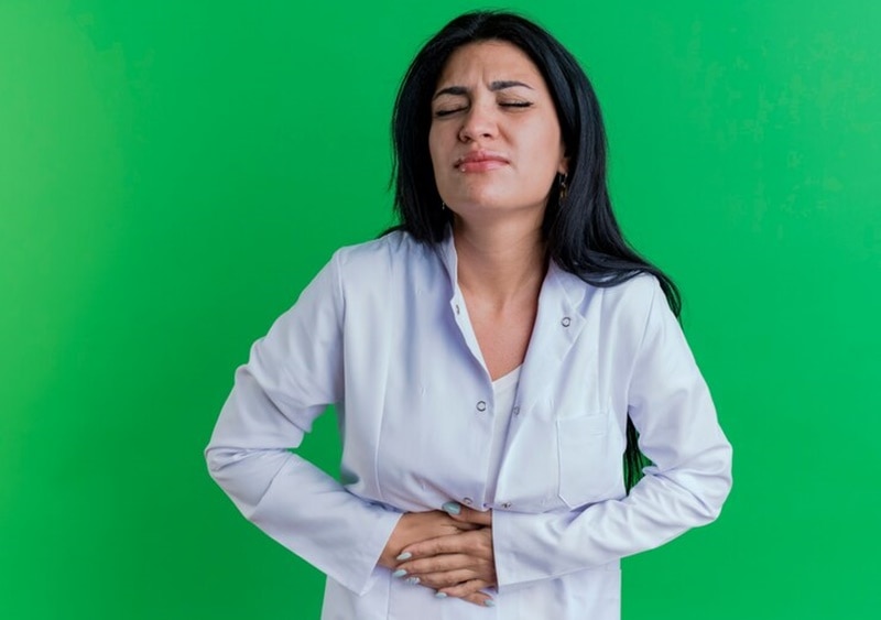 Trào ngược dạ dày có thể gây ra tình trạng đau bụng, ợ hơi, đau cổ họng bên phải