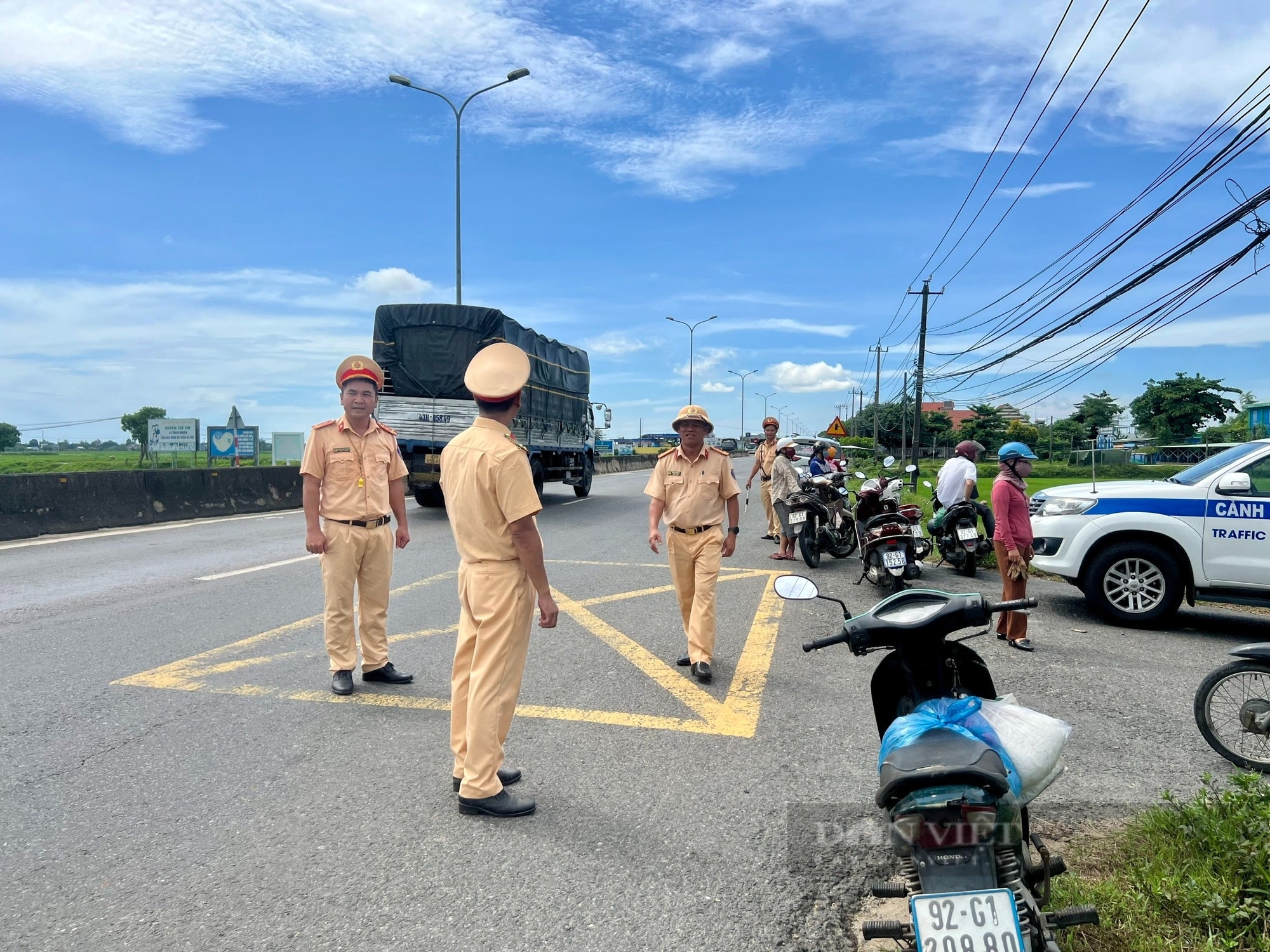 600 lượt cán bộ, chiến sĩ và xe đặc chủng ở Quảng Nam tham gia đảm bảo kỳ thi tốt nghiệp- Ảnh 2.