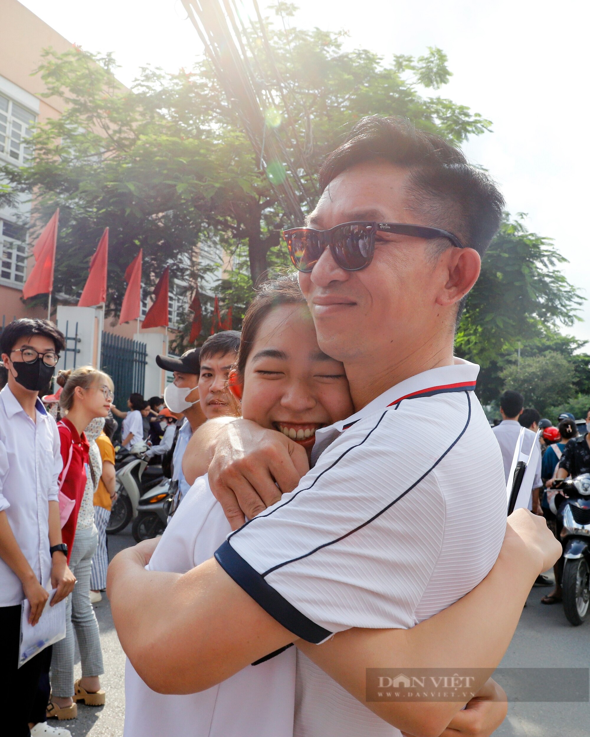 Ông bố ôm chặt lấy con gái tại cổng trường: 