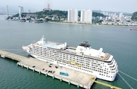 Tàu The World đưa 170 du khách siêu sang cập cảng Tàu khách quốc tế Hạ Long.