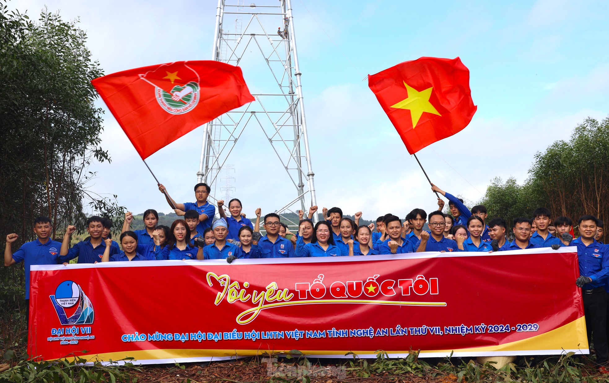 Tự hào lá cờ Đoàn phấp phới tung bay trên cột điện 500kV mạch 3 đoạn qua Nghệ An ảnh 12