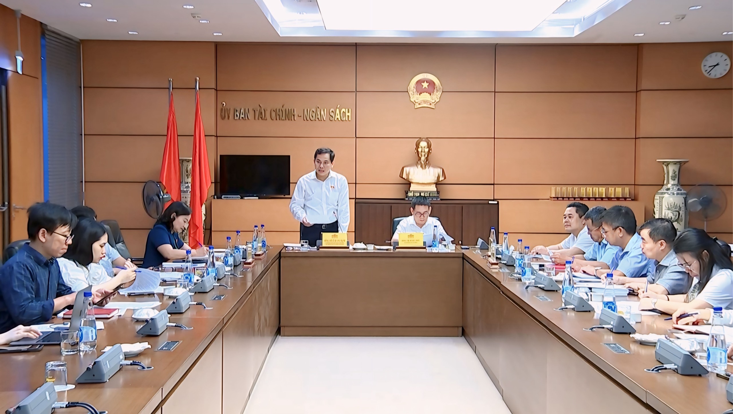 Toàn cảnh phiên họp giữa Thường trực Ủy ban Tài chính - Ngân sách và lãnh đạo Bộ Tài chính - Ảnh: Hồ Long