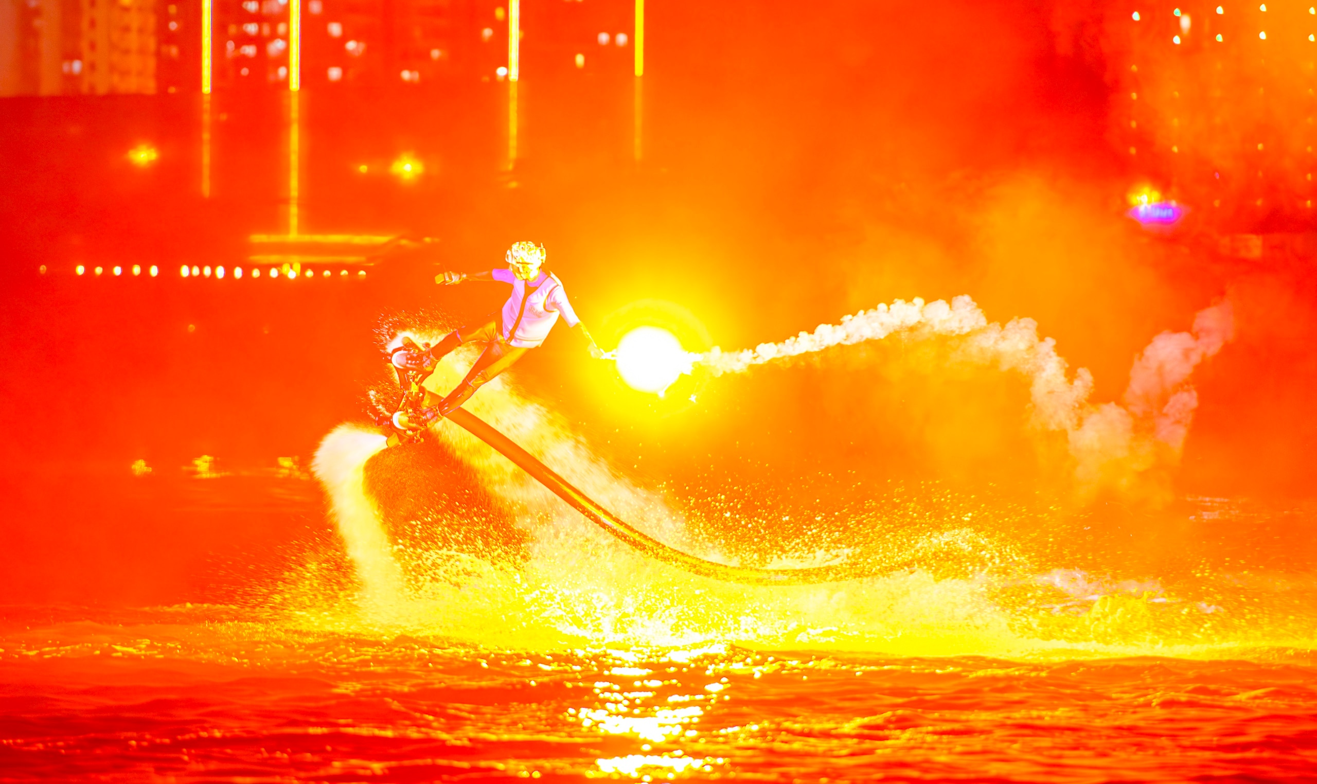 Choáng ngợp với tài nghệ của các ‘Iron Man' bay lượn, bắn pháo hoa trên sông Hàn- Ảnh 6.