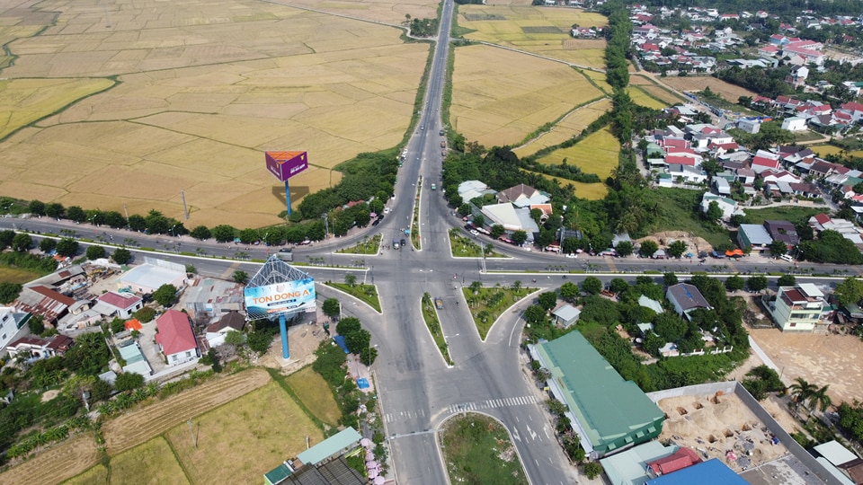 Hạ tầng giao thông Diên Khánh đang được đầu tư để kết nối với các khu vực lân cận. Ảnh: Trung Nhân  