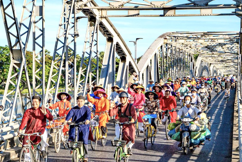 Người tham gia đạp xe đều mang áo dài, tạo ra một hình ảnh ấn tượng cho thành phố Huế.