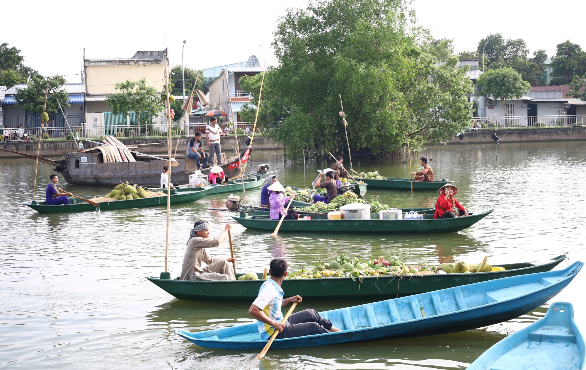 Du lịch gắn với sông nước là lợi thế của Ngã Bảy - Ảnh: CHÍ QUỐC 