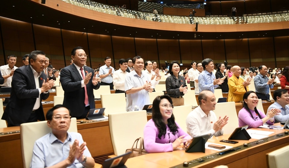 Các đại biểu Đoàn đại biểu Quốc hội TP Hà Nội vỡ oà cảm xúc tại nghị trường Quốc hội khi Luật Thủ đô (sửa đổi) được thông qua 