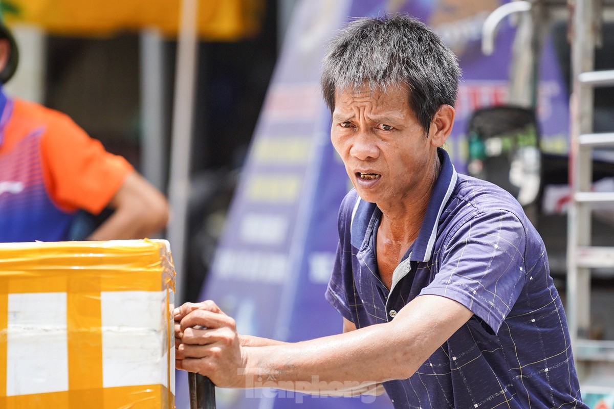 Người lao động vật vã mưu sinh dưới cái nắng như rang, mặt đường hơn 50 độ C ở Hà Nội ảnh 6