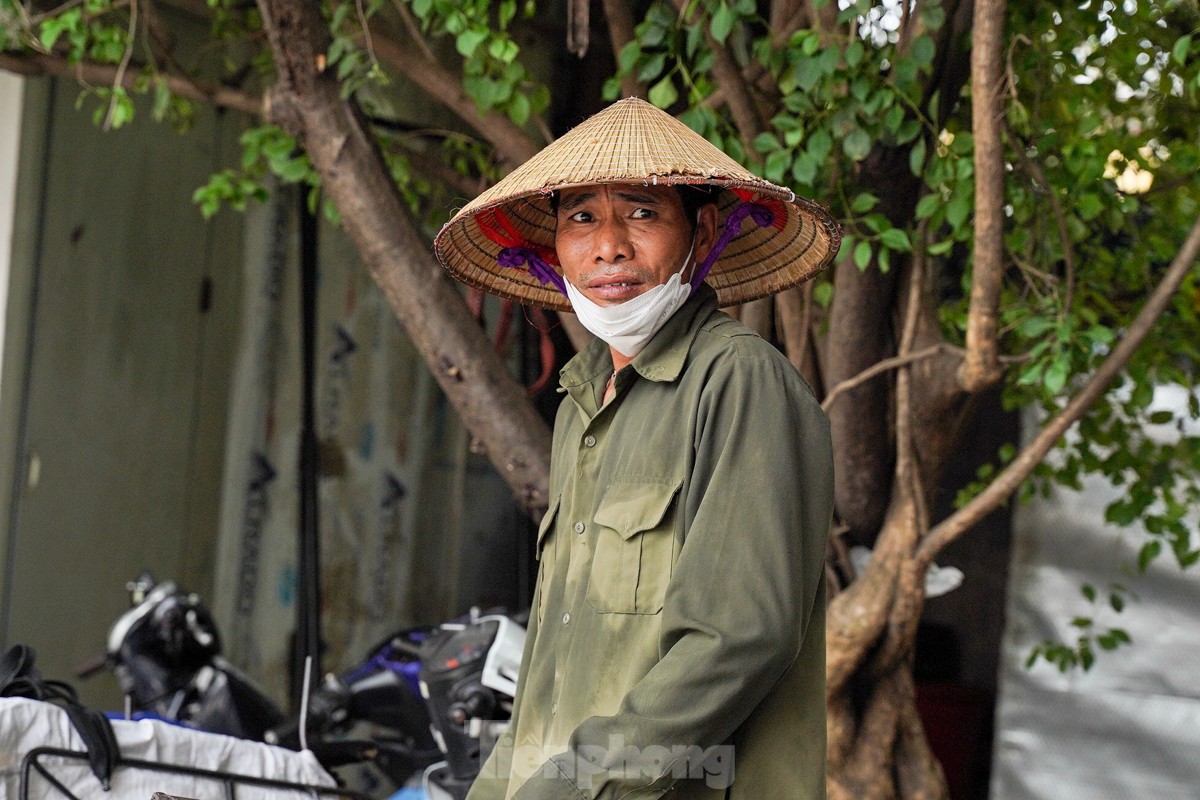 Người lao động vật vã mưu sinh dưới cái nắng như rang, mặt đường hơn 50 độ C ở Hà Nội ảnh 8