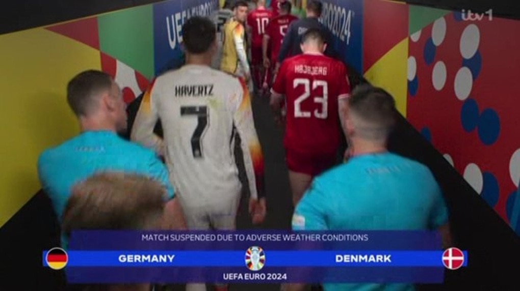 Trận đấu giữa Đức và Đan Mạch đột ngột hoãn 30 phút vì sự cố bất ngờ - 3