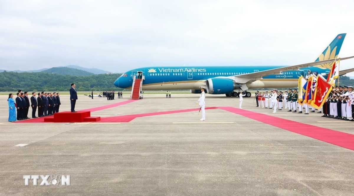 Lễ đón chính thức Thủ tướng Chính phủ Phạm Minh Chính và Phu nhân tại sân bay quân sự Seongnam. Ảnh: TTXVN