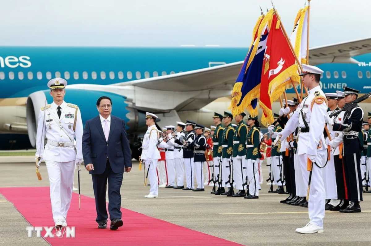 Thủ tướng Chính phủ Phạm Minh Chính duyệt Đội danh dự, gồm đại diện các lực lượng của quân đội Hàn Quốc. Ảnh: TTXVN