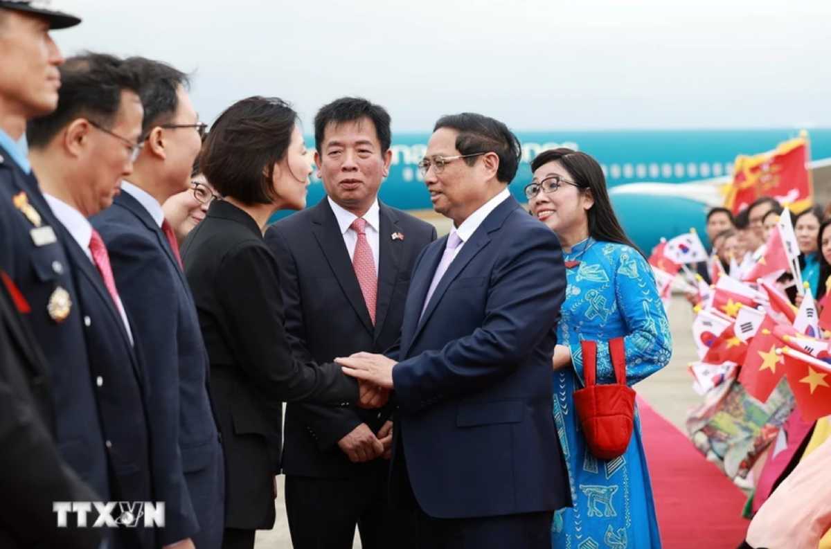Bộ trưởng Bộ Doanh nghiệp vừa và nhỏ và khởi nghiệp Hàn Quốc chào đón Thủ tướng Phạm Minh Chính và Phu nhân. Ảnh: TTXVN