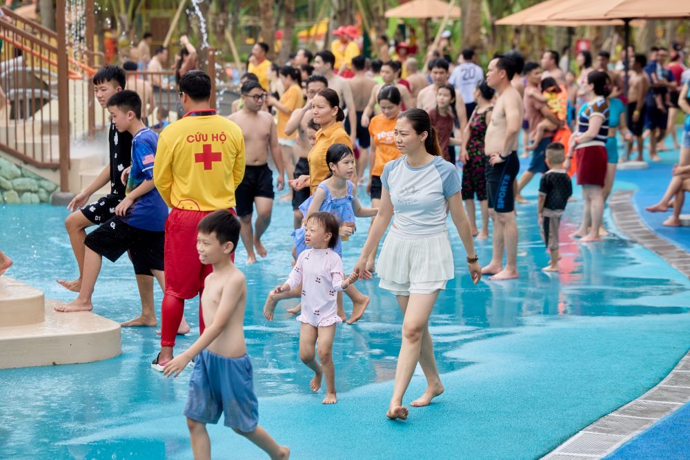 Nhiều trẻ nhỏ được gia đình đưa đến tắm mát tại công viên trong ngày đầu khai trường. Ảnh: Minh Hoàng