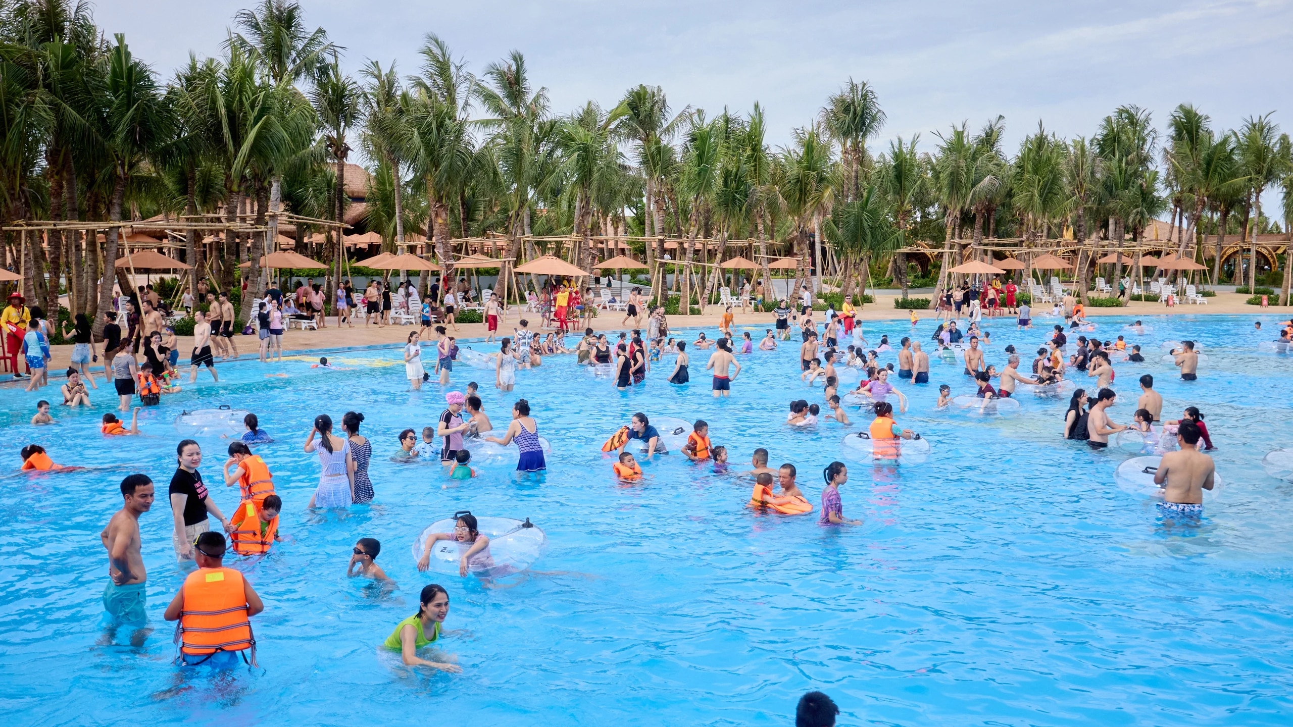 Công viên nước Sầm Sơn đón gần 4.000 du khách sau 1 giờ mở cửa- Ảnh 4.