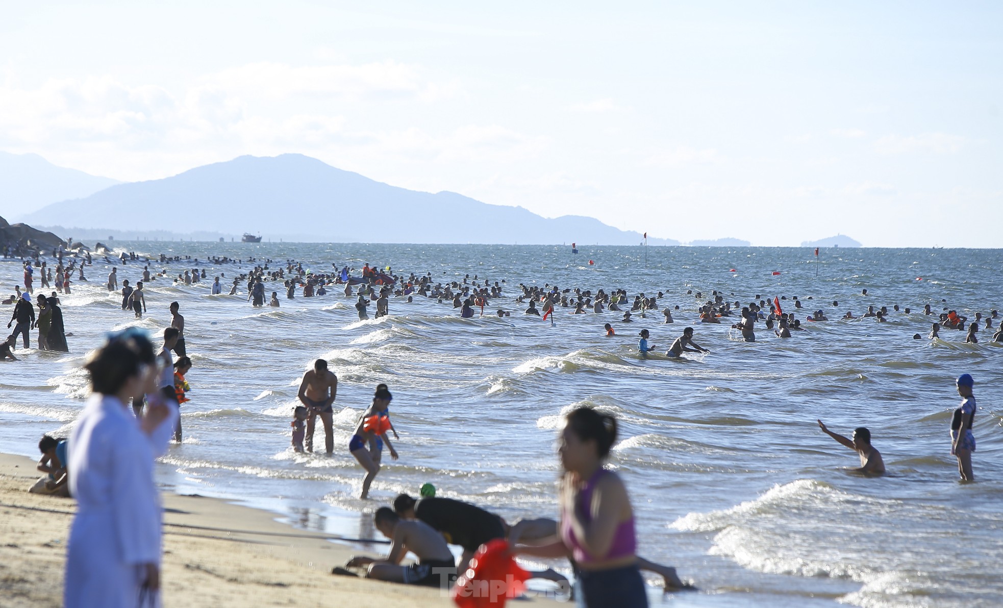 Nắng nóng, du khách đổ về biển Hà Tĩnh 'giải nhiệt' ảnh 12