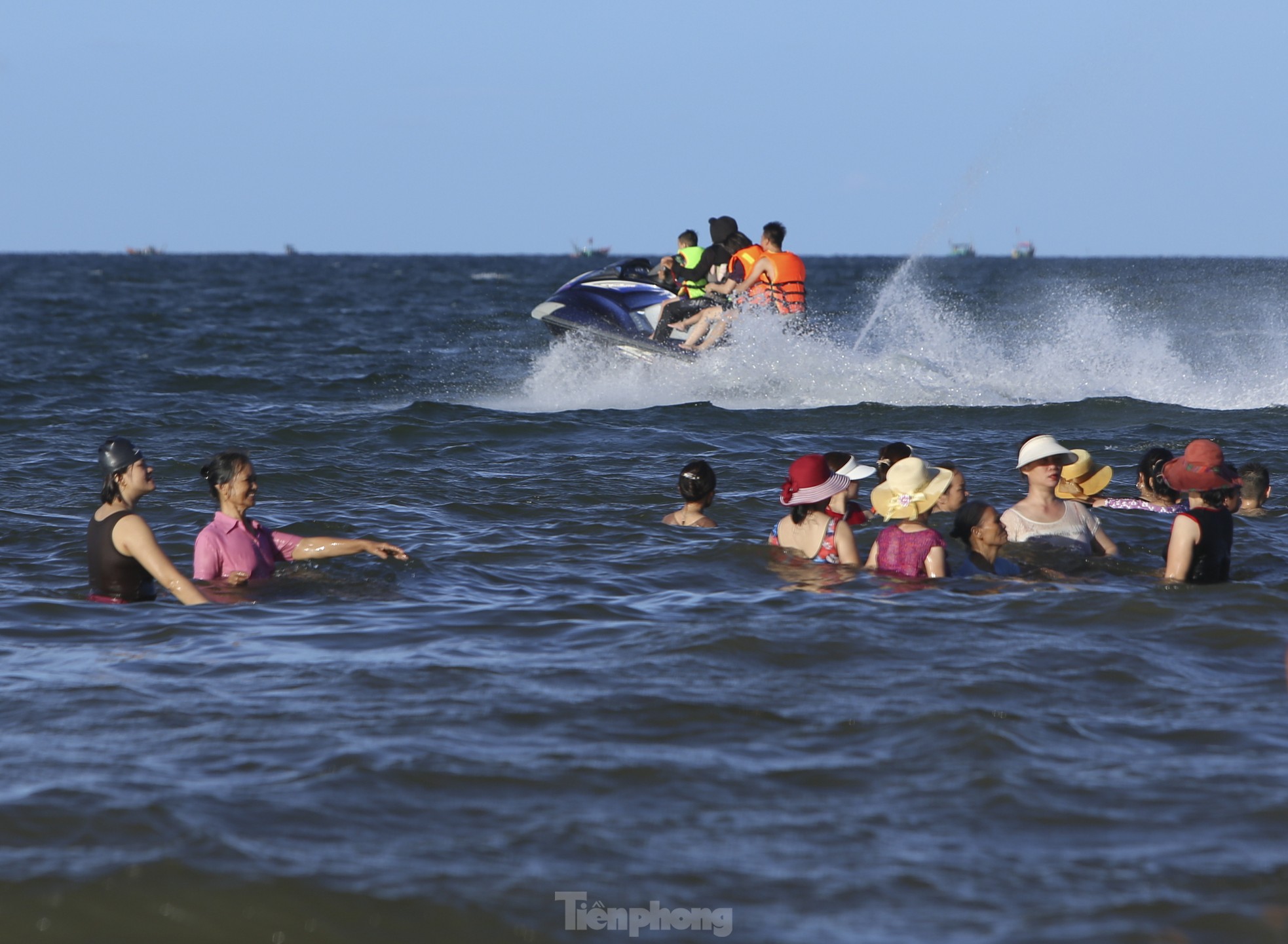 Nắng nóng, du khách đổ về biển Hà Tĩnh 'giải nhiệt' ảnh 13