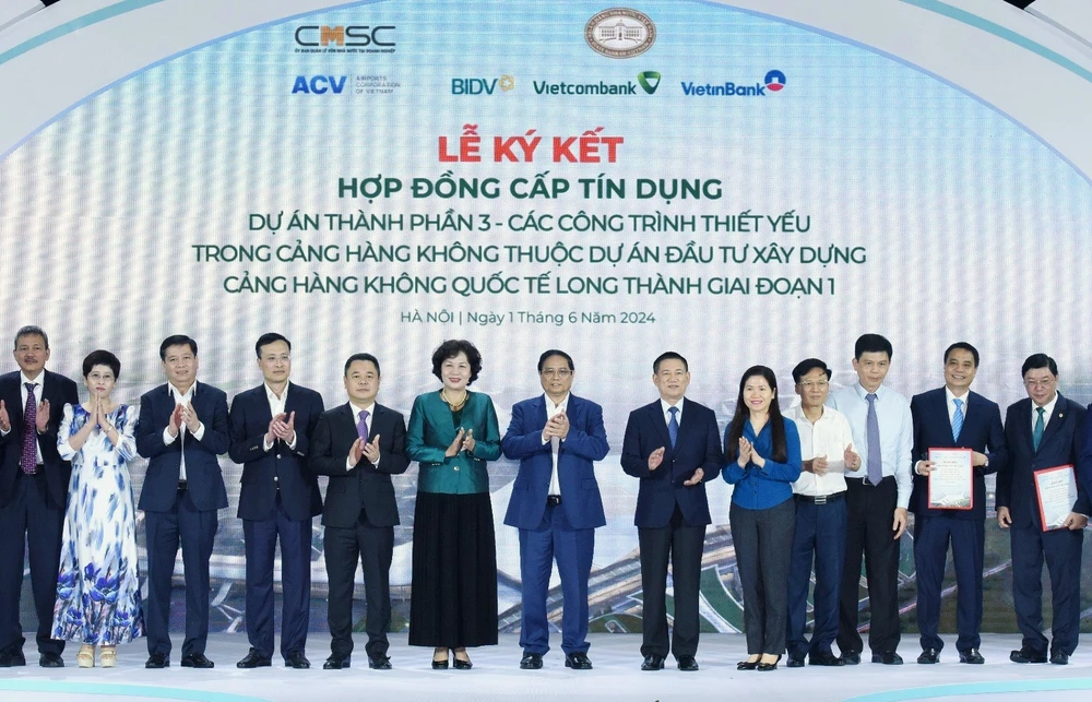 Thủ tướng Phạm Minh Chính dự và chứng kiến lễ ký kết hợp đồng cấp tín dụng dự án thành phần thuộc Dự án đầu tư xây dựng Cảng hàng không quốc tế Long Thành giai đoạn 1, chiều 1-6. Ảnh: VIẾT CHUNG
