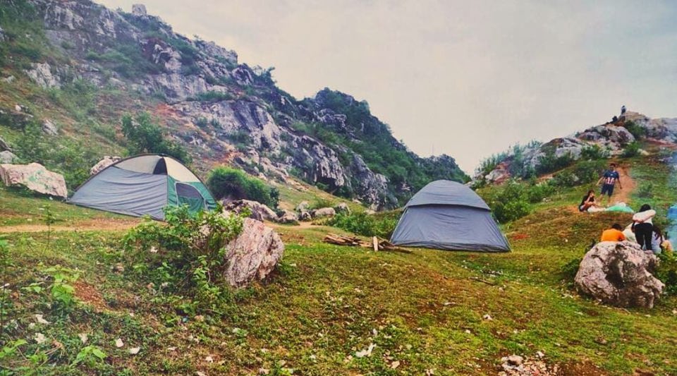 Nếu lựa chọn cắm trại qua đêm tại Núi Trầm, bạn nên chọn các thung lũng nằm giữa các trái núi. Ảnh: Internet.