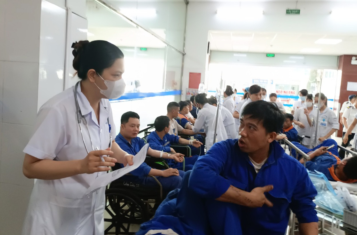 Các bác sĩ của Bệnh viện Hữu nghị Việt - Tiệp Hải Phòng khai thác thông tin từ công nhân nhà máy đóng tàu nhập viện nghi do ngộ độc thức ăn - Ảnh: D. HẢI
