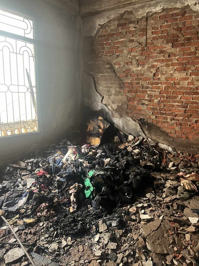 Vụ cháy nhà trong đêm ở Hà Nội: 6 người trong gia đình kịp thời thoát nạn ảnh 2
