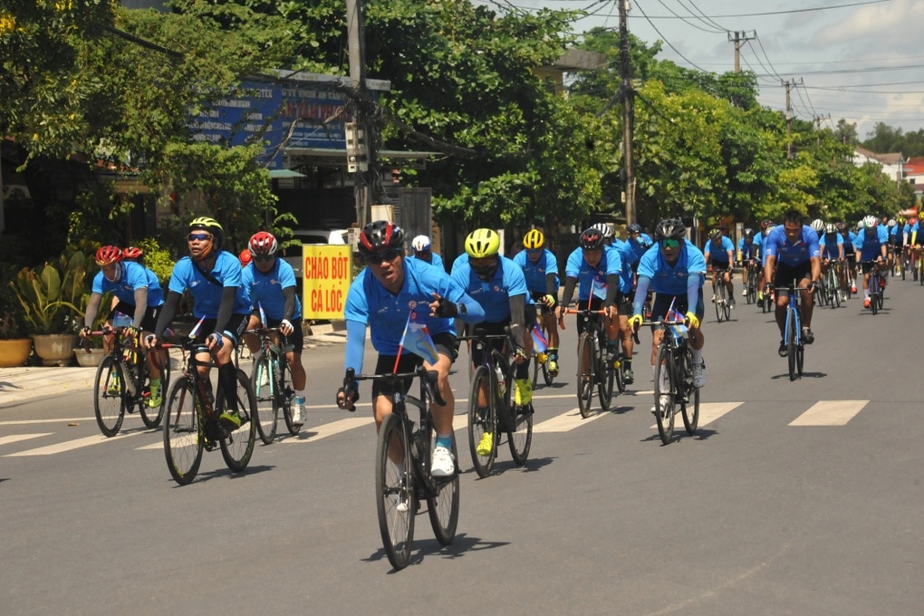 600 VĐV cùng đạp xe, ký tên lên lá cờ 54m2 mang thông điệp hòa bình - 1
