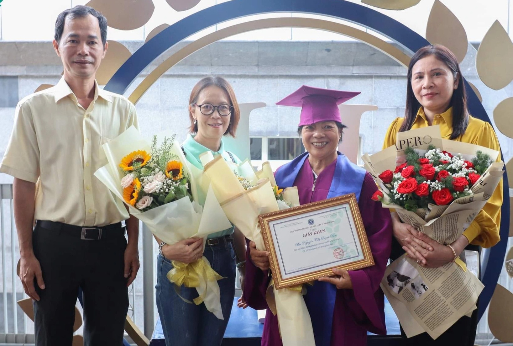 Bà Nguyễn Thị Bạch Vân (thứ hai từ phải sang) trong lễ tốt nghiệp, nhận bằng thạc sĩ luật - Ảnh: NVCC