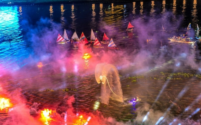 Người dân và du khách ấn tượng với màn biểu diễn nghệ thuật tạm biệt Lễ hội Sông nước TP.HCM 2024 - Ảnh 3.