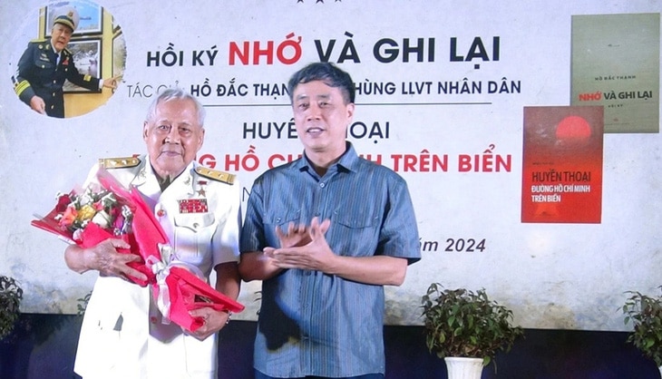 Nhà văn Nguyễn Bình Phương chúc mừng Anh hùng Hồ Đắc Thạnh ra sách về đường Hồ Chí Minh trên biển - Ảnh: VĂN VINH
