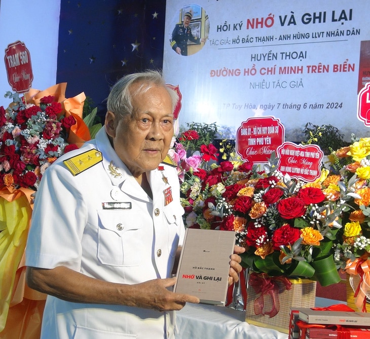 Anh hùng Lực lượng vũ trang nhân dân, nguyên thuyền trưởng tàu Không số Hồ Đắc Thạnh trong buổi ra mắt cuốn hồi ký "Nhớ và ghi lại" với những hồi ức về đường Hồ Chí Minh trên biển năm xưa - Ảnh: VĂN VINH
