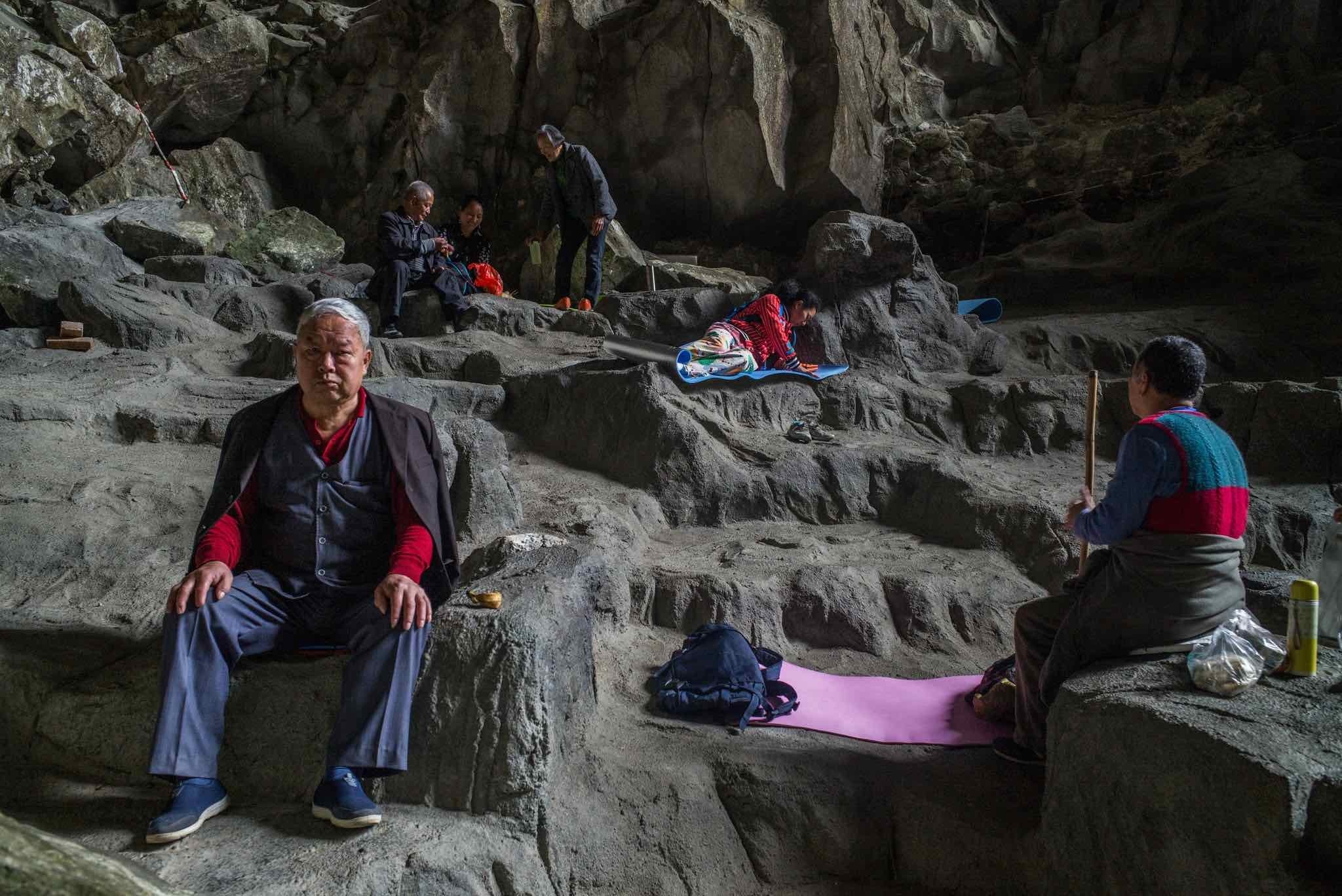Ở Trung Quốc, những người mong muốn sống lâu hơn đến Quận Bama để hít thở không khí bên trong một hang động tên là Baimo, nơi được cho là có khả năng chữa bệnh.. (Nguồn: New York Times)
