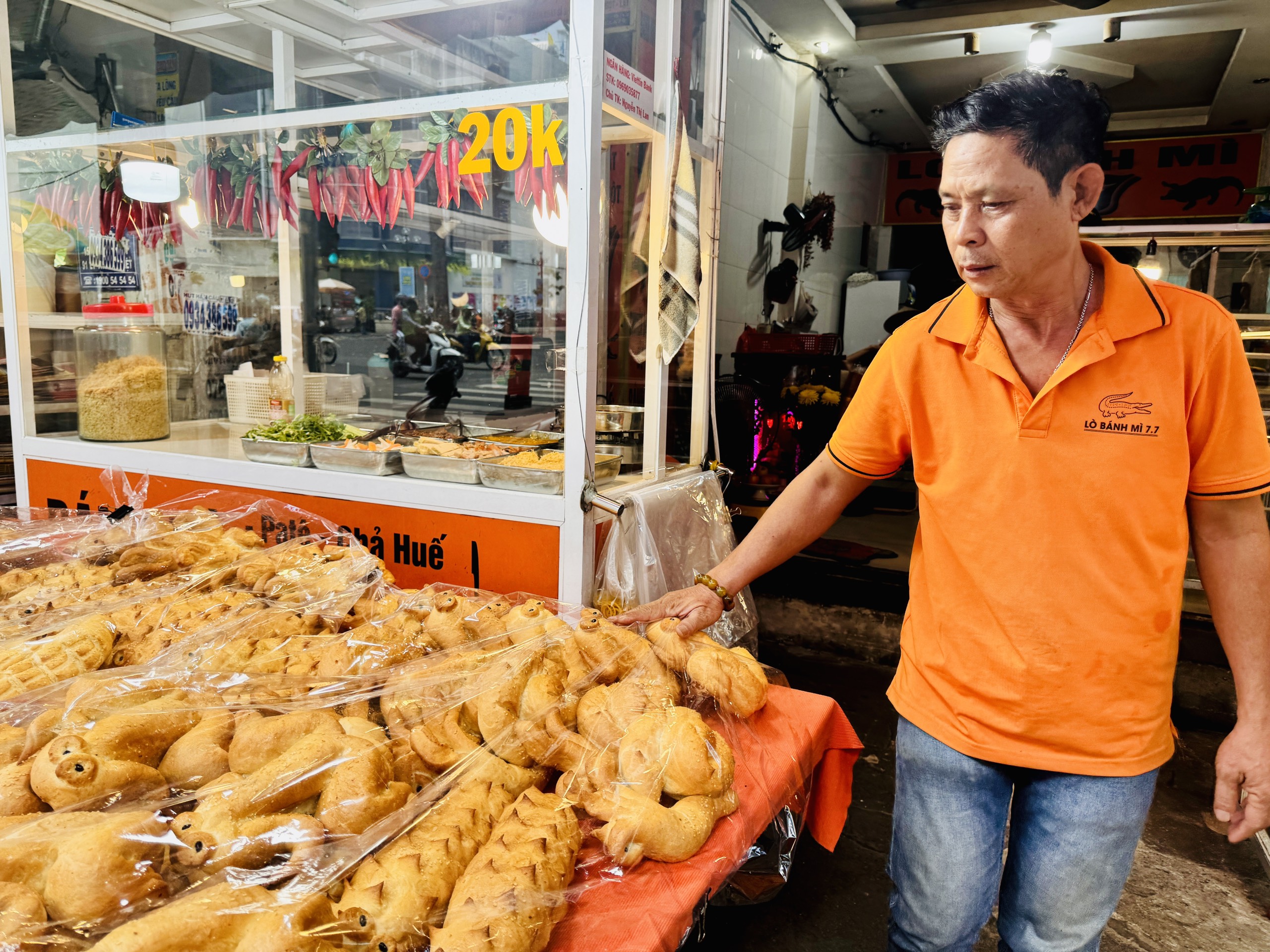 Giant crocodile bread in Ho Chi Minh City is no longer strange, but the ...