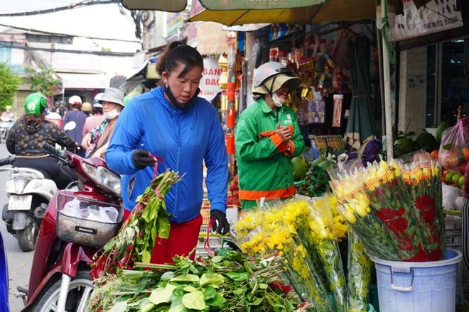 Bánh ú, trái cây ở TPHCM tăng giá vẫn đắt khách dịp Tết Đoan Ngọ