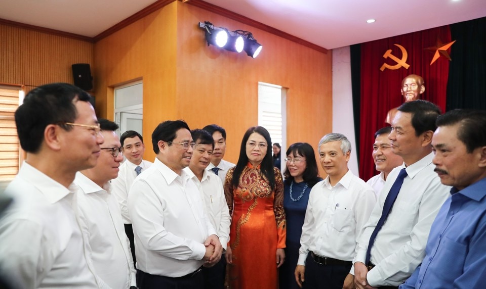 Thủ tướng Chính phủ Phạm Minh Chính trao đổi với các đại biểu tại buổi đến thăm và làm việc với Hội Nhà báo Việt Nam, ngày 13/6/2023. Ảnh: Nam Nguyễn