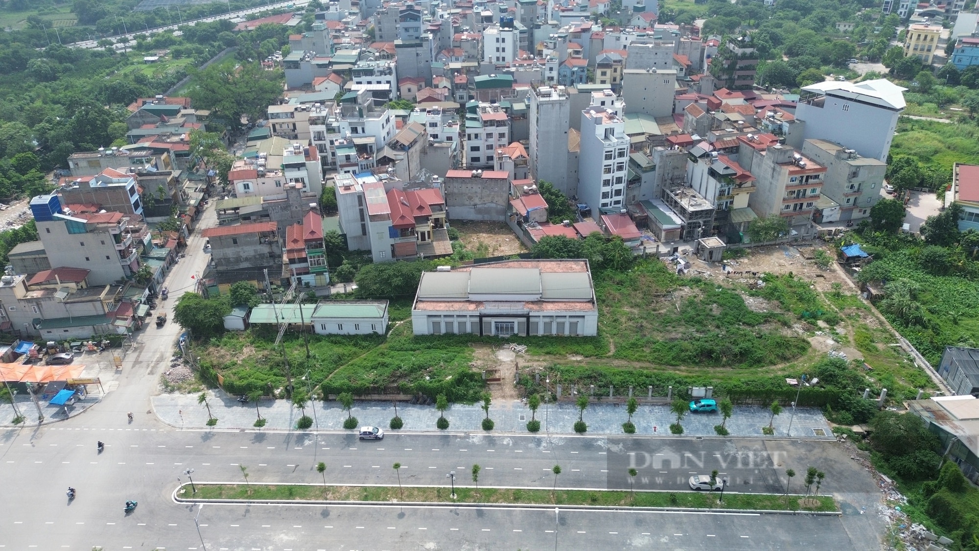 Bên trong chợ dân sinh ở Hà Nội bỏ hoang gần 10 năm, cỏ mọc um tùm quá ...