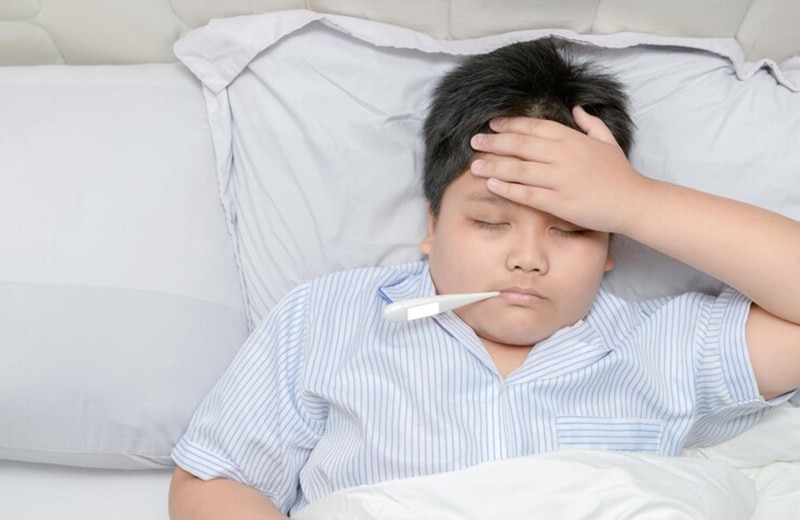 Trẻ bị sốt có thể do bệnh trái rạ