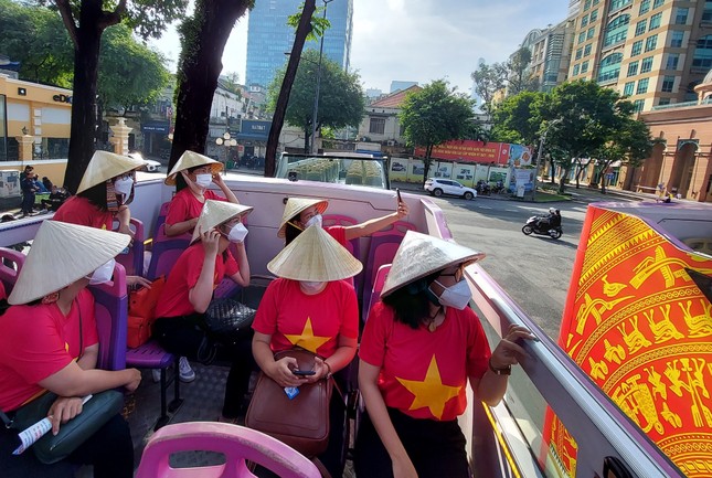 Bị dừng đón trả khách trên đường Nguyễn Huệ, đơn vị vận hành xe buýt 2 tầng nói gì? ảnh 1