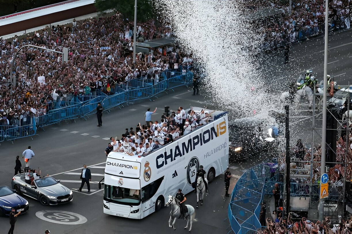 'Biển người' chứng kiến ngày cuối Kroos khoác áo Real Madrid ảnh 1