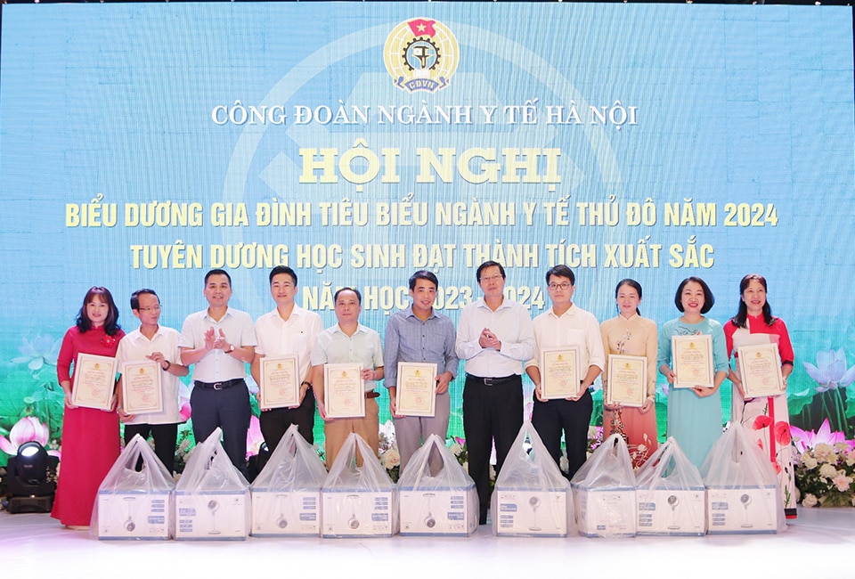 Phó Giám đốc Sở Y tế Hà Nội Trần Văn Chung trao tặng Giấy công nhận Gia đình tiêu biểu cho các cá nhân.
