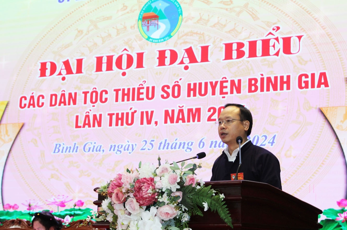 Ông Lèo Văn Hiệp - Phó Chủ tịch UBND huyện Bình Gia phát biểu khai mạc Đại hội