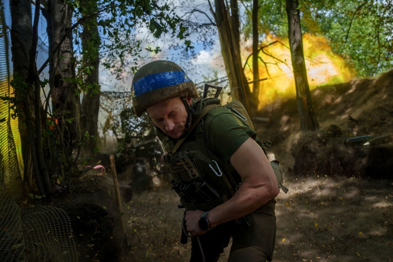 Quân nhân Ukraine bắn đại bác về phía các vị trí của Nga gần Kharkov, Ukraine, ngày 10/6. Chiến dịch quân sự đặc biệt của Nga tại Ukraine đã kéo dài hơn 3 năm mà chưa có tín hiệu giảm căng thẳng. (Nguồn: AP)