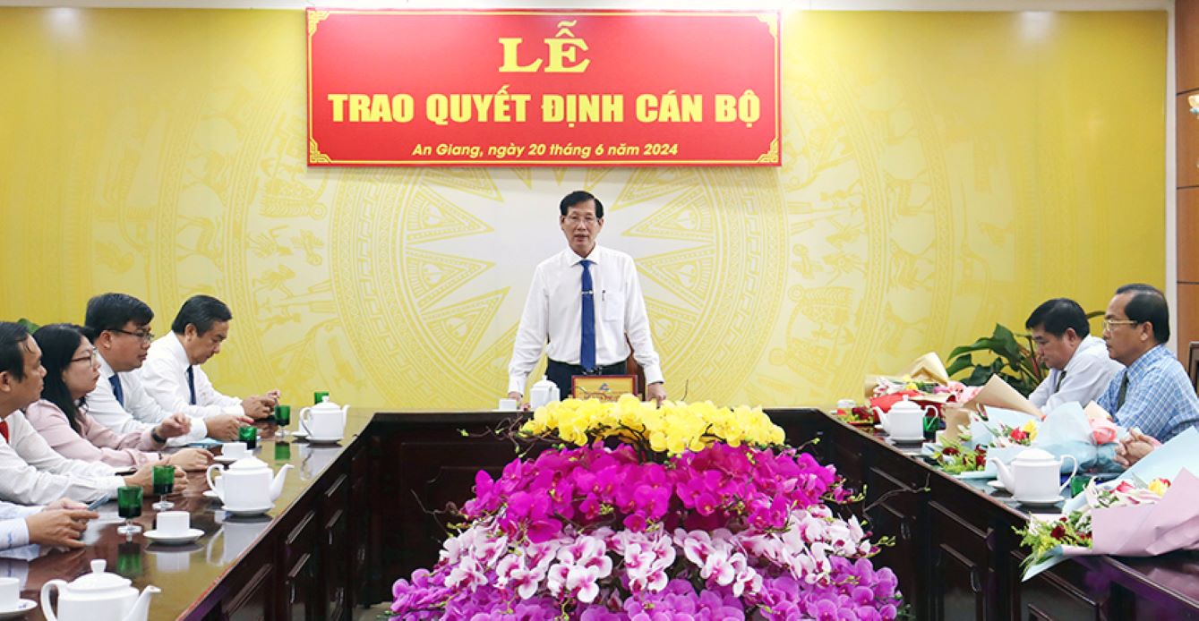 Ông Lê Văn Phước- Phó Chủ tịch phụ trách UBND tỉnh An Giang chủ trì buổi lễ trao quyết định cán bộ vào ngày 10.6.2024. Ảnh: Báo An Giang